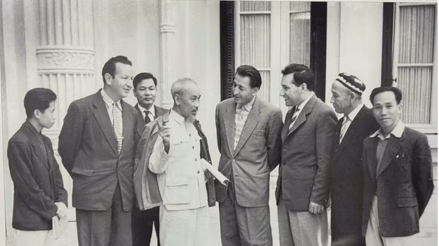 Le Président Hô Chi Minh rencontre des artistes du peuple de l’Union soviétique, dont l’écrivain et réalisateur Ajdar Ibrahimov (troisième à partir de la droite). (Photo d’archives)