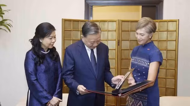 À l’aéroport international de Changi, la ministre singapourienne du Développement numérique et de l’Information, Josephine Teo, remet au secrétaire général du PCV et président vietnamien, To Lam, ainsi qu’à son épouse, un album photo retraçant les temps forts de leur séjour à Singapour. Photo : VNA.