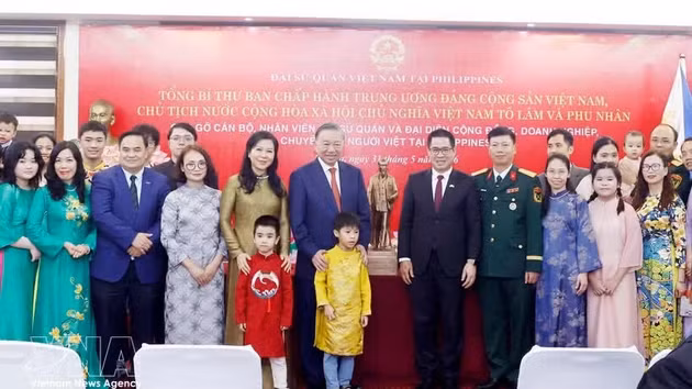 Le dirigeant To Lam et son épouse avec le personnel de l’ambassade du Vietnam ainsi que des représentants de la communauté vietnamienne aux Philippines. Photo : VNA