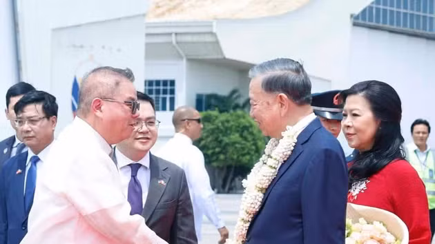 Dans l’après-midi du 31 mai, le secrétaire général du Parti communiste du Vietnam (PCV) et président vietnamien, To Lam, accompagné de son épouse Ngo Phuong Ly et d’une délégation vietnamienne de haut niveau, est arrivé à Manille. Photo: VNA