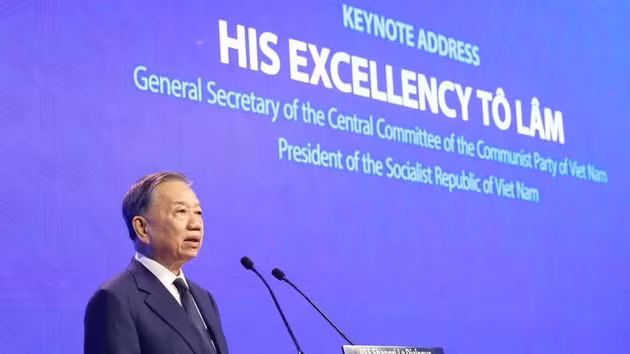 Le secrétaire général du Parti et président de la République, Tô Lâm, s'exprime à la 23e édition du Dialogue de Shangri-La. (Photo : VNA)