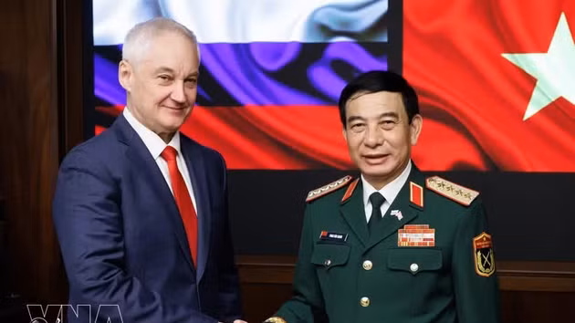 Le général Phan Van Giang, membre du Bureau politique, vice-Premier ministre et ministre vietnamien de la Défense (droite) et le ministre russe de la Défense, Andrey Belousov. Photo : VNA.