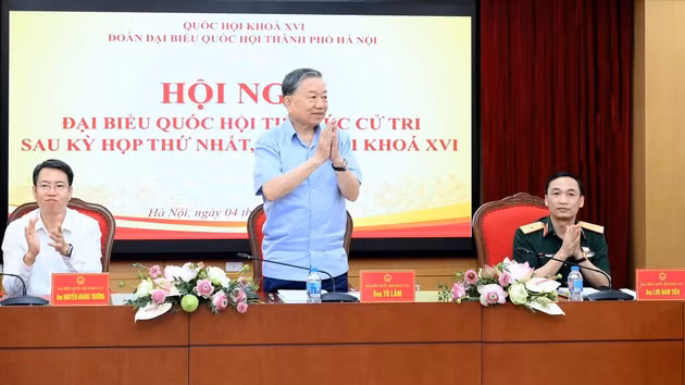 Le secrétaire général du Parti et président de la République, To Lam rencontre des électeurs des quartiers relevant de la circonscription n°1 de Hanoi, à l’issue de la première session de la XVIe législature.