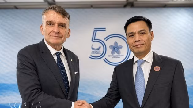 Le vice-ministre vietnamien des Affaires étrangères, Dang Hoang Giang (droite), et le directeur par intérim de l’UNRWA, Christian Saunders, le 22 juillet à Manille, aux Philippines. Photo: VNA