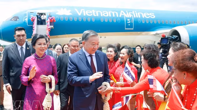 Des représentants de l'ambassade et du consulat général du Vietnam, ainsi que des membres de la communauté vietnamienne en Thaïlande, accueillent le secrétaire général du PCV et président vietnamien, To Lam, et son épouse à l'aéroport international d'Udon Thani. Photo : VNA.