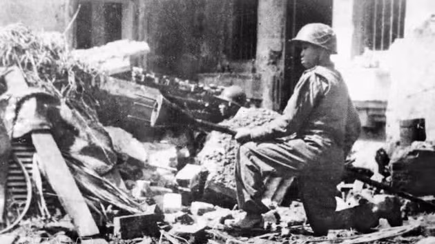 Le soldat Tran Thanh brandit une bombe à trois pointes, prêt à détruire les chars d'ennemis dans les rues d'Hanoï le 23 décembre 1946 – au début de la guerre de résistance nationale. Photo : Archives.