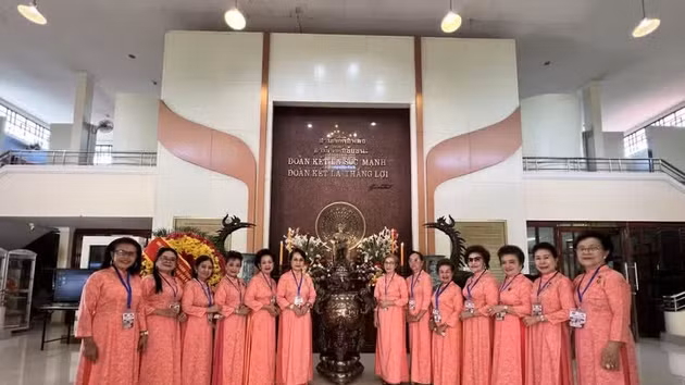 Des Vietnamiennes en Thaïlande visitent le mémorial du Président Hô Chi Minh, dans la province d'Udon Thani. Photo : VNA