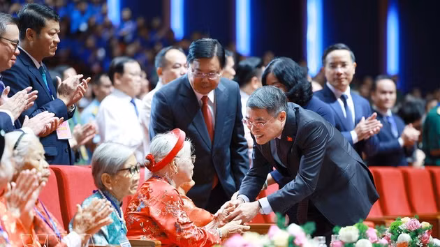 Le Premier ministre Lê Minh Hung échange avec des Mères héroïques vietnamiennes lors de la Conférence nationale 2026 en hommage aux personnes ayant rendu des services méritoires à la révolution. Photo : VNA.