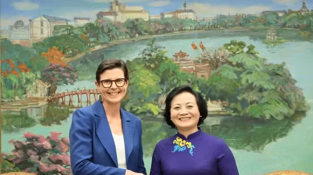 La vice-Première ministre vietnamienne, Pham Thi Thanh Tra (droite), et Angela Pratt, représentante de l'OMS au Vietnam. Photo : baochinhphu