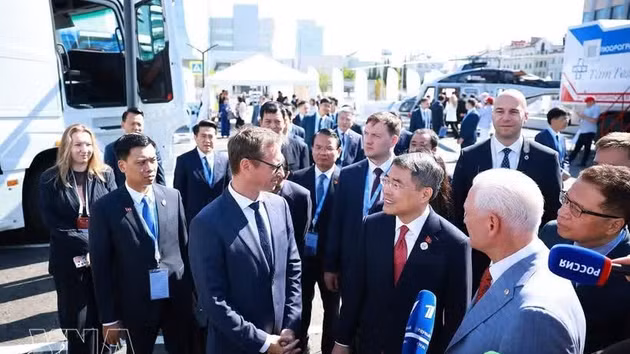 Le Premier ministre Le Minh Hung assiste à une présentation de l'exposition. Photo : VNA