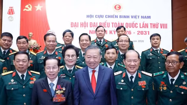 Le secrétaire général du Parti et président de la République Tô Lâm et des délégués du 8e Congrès national de l'Association des anciens combattants du Vietnam. Photo : VNA.