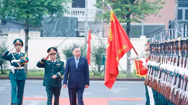 Le secrétaire général du Parti et président de la République, Tô Lâm, secrétaire de la Commission militaire centrale, inspecte la garde d'honneur lors de l'événement, à Hanoi, le 29 juin. Photo : VNA.