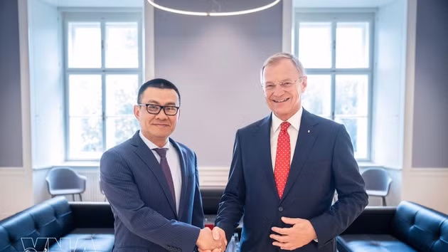 L’ambassadeur du Vietnam en Autriche, Vu Lê Thai Hoang (gauche), et le gouverneur Thomas Stelzer. Photo: VNA