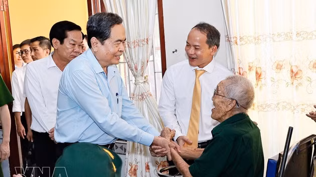 Le président de l'Assemblée nationale, Trân Thanh Mân, rencontre des invalides de guerre au Centre de soins des invalides de guerre et des personnes ayant rendu des services méritoires de Long Dat, dans la commune de Long Hai, à Hô Chi Minh-Ville. Photo : VNA.