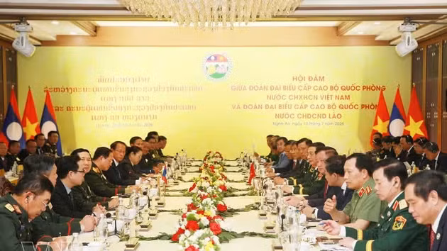 Entretien entre les ministres de la Défense du Vietnam et du Laos. Photo: VNA.