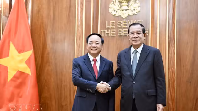 Trinh Van Quyet (gauche), membre du Bureau politique, secrétaire du Comité central du Parti communiste du Vietnam (PCV) et chef de la Commission centrale de la sensibilisation, de l’éducation et de la mobilisation des masses du PCV, et le président du Sénat et président du Parti du peuple cambodgien (PPC), Hun Sen. Photo: VNA