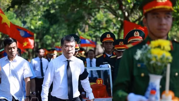 Le Premier ministre Le Minh Hung observe une minute de silence en mémoire des soldats volontaires et experts vietnamiens tombés au Laos. Photo : VNA.