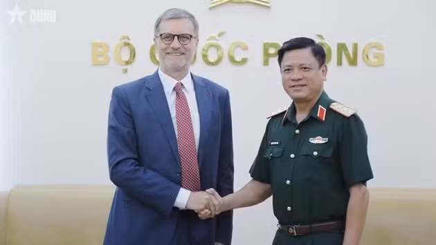 Le vice-ministre de la Défense, Nguyen Truong Thang (droite), et l'ambassadeur de France au Vietnam, Olivier Brochet. Photo : qdnd.vn