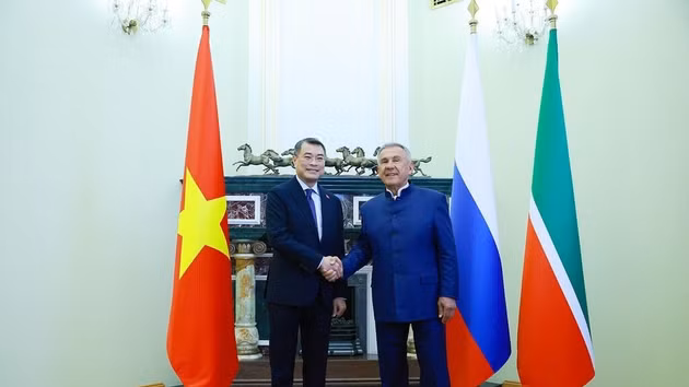 Le Premier ministre vietnamien Le Minh Hung (à gauche) rencontre le chef de l'État du Tatarstan à Kazan.