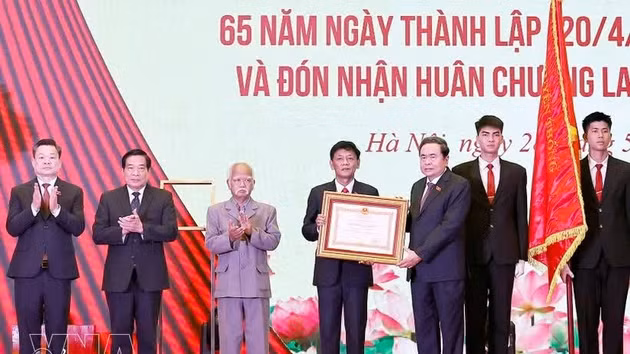 Le président de l’AN, Tran Thanh Man, a remis cette distinction au Conseil des affaires ethniques de l'AN. Photo : VNA.
