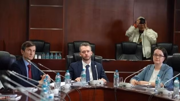  Le vice-recteur chargé de la recherche du MGIMO, Andrei Baykov (centre), le 30 avril en Russie. Photo : VNA/CVN.