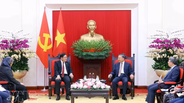 Le secrétaire général du Parti communiste du Vietnam et président de la République, To Lam (droite) et l'ambassadeur de Malaisie au Vietnam, Tan Yang Thai. Photo : VNA.