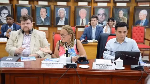 La délégation de haut niveau de l'USABCI lors de la rencontre des représentants de l’Association Vietnam–États-Unis relevant de l’Union des organisations d’amitié du Vietnam (VUFO), de l’Association vietnamienne des victimes de l’agent orange/dioxine et de l’Association de soutien aux familles des martyrs du Vietnam. Photo : qdnd.vn