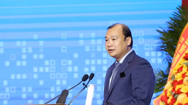 Le professeur associé et docteur Le Hai Binh, directeur adjoint permanent de l’Académie nationale de politique Hô Chi Minh, s'exprime à la session. Photo : VNA.