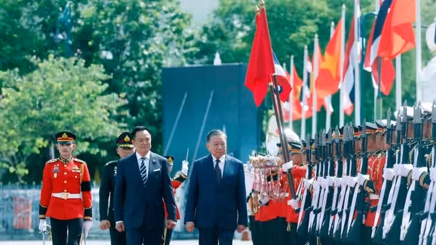 Les dirigeants des deux pays passent en revue la garde d’honneur des Forces armées royales thaïlandaises. Photo : VNA.