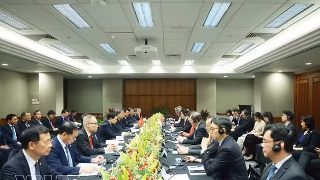 Entretien entre le dirigeant To Lam et le Premier ministre singapourien Lawrence Wong, en mars 2025. Photo : VNA.