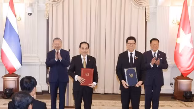 Le secrétaire général du Parti communiste du Vietnam (PCV) et président vietnamien, To Lam, et le Premier ministre thaïlandais, Anutin Charnvirakul, à la cérémonie d'échange de plusieurs accords de coopération. Photo : VNA.