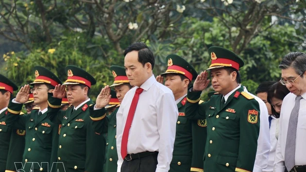 Les dirigeants de Hô Chi Minh-Ville rendent hommage aux héros morts pour la Patrie, Photo : VNA.