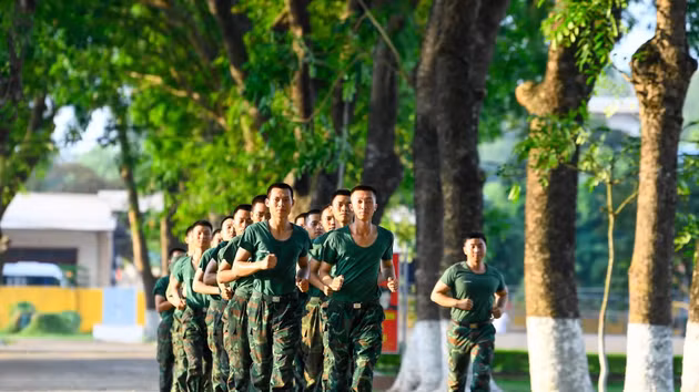 Forger le caractère, renforcer les compétences : l'entraînement intensif des soldats de l'artillerie bat son plein