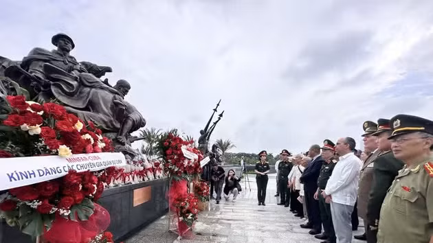 Les délégués déposes des gerbes de fleurs au Musée de l’histoire militaire du Vietnam, à Hanoi, le 10 juillet. Photo : VNA.