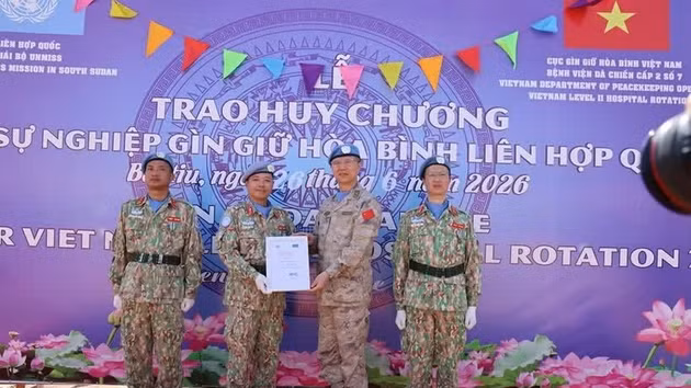 Remise de la Médaille des Nations Unies pour le maintien de la paix à l'Hôpital de campagne de niveau 2 n°7 du Vietnam. Photo : qdnd.vn