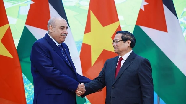 Le Premier ministre Pham Minh Chinh (droite) et le président de la Chambre des représentants du Royaume hachémite de Jordanie, Mazen Turki El Qadi. Photo: VNA