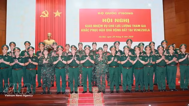 Le général d'armée Nguyen Tân Cuong, membre du Comité central du Parti, chef d'état-major général de l'Armée populaire du Vietnam et vice-ministre de la Défense, pose avec les officiers et militaires de la mission avant leur départ pour le Venezuela, où ils participeront aux opérations de secours et d'aide humanitaire. Photo/VNA.