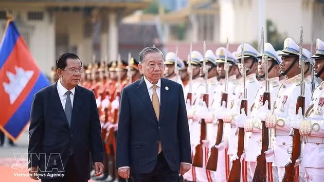 Le président du PPC et président du Sénat du Cambodge, Samdech Techo Hun Sen, et le secrétaire général du PCV, To Lam, en visite d’État au Cambodge, le matin du 6 février 2026, à Phnom Penh. Photo : VNA.
