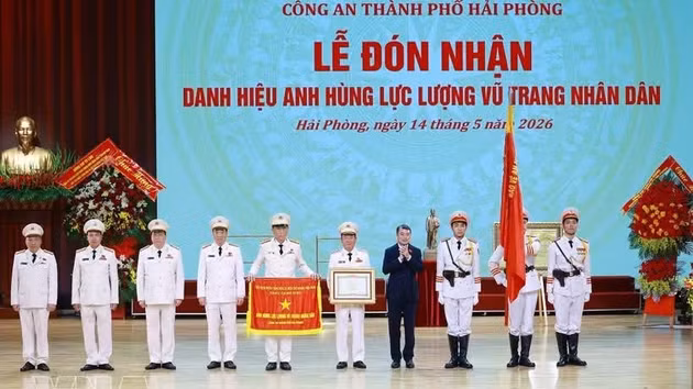 Remise du titre de Héros des Forces armées populaires à la Police de Hai Phong. Photo : VNA.