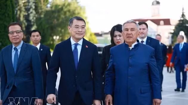 Le Premier ministre vietnamien, Le Minh Hung, (centre) et le chef de l'État du Tatarstan, Rüstam Minnikhanov. Photo : VNA.