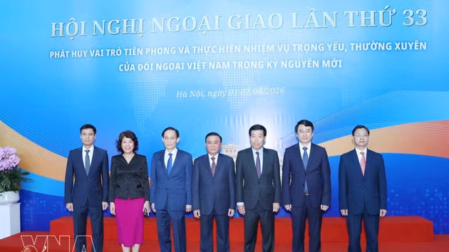 Tran Cam Tu, membre du Bureau politique et permanent du Secrétariat du Comité central du Parti communiste du Vietnam et des responsables du ministère des Affaires étrangères. Photo : VNA.