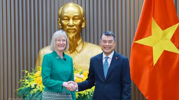 Le Premier ministre Le Minh Hung et l’ambassadrice d’Australie au Vietnam, Gillian Bird. Photo: VNA