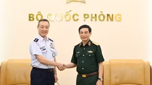 Le général Phan Van Giang (à droite) reçoit le chef d’état-major interarmées des Forces d’autodéfense du Japon, Uchikura Hiroaki. Photo : VGP.