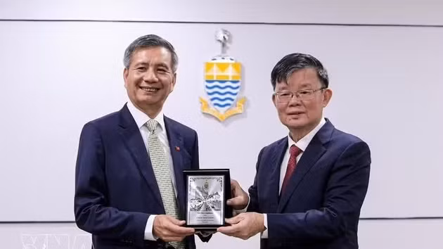 L’ambassadeur du Vietnam en Malaisie, Dinh Ngoc Linh (gauche) et le ministre en chef de Penang, Chow Kon Yeow. Photo: VNA