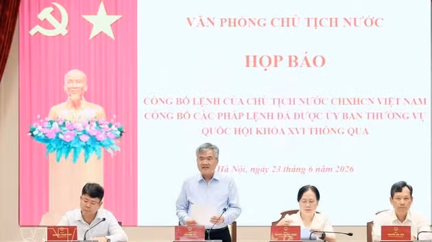 Le chef adjoint du Bureau présidentiel, Can Dinh Tai, préside la conférence de presse. Photo : VNA.
