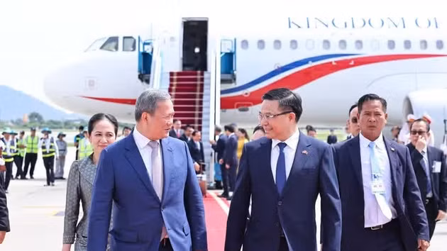 Le Premier ministre cambodgien, Samdech Moha Borvor Thipadei Hun Manet (gauche), à l'aéroport international de Nôi Bai, à Hanoi. Photo: VNA
