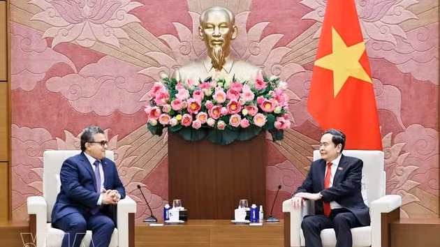 Le président de l’Assemblée nationale du Vietnam, Tran Thanh Man, reçoit à Hanoï l’ambassadeur de Palestine, Saadi Salama, venu lui faire ses adieux à l’occasion de la fin de sa mission au Vietnam. Photo : VNA