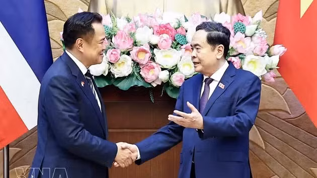 Le président de l’Assemblée nationale, Tran Thanh Man (droite), reçoit le Premier ministre thaïlandais, Anutin Charnvirakul. Photo: VNA