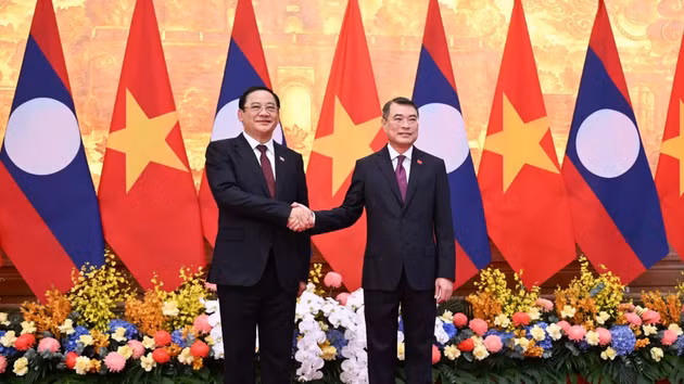 Le Premier ministre Le Minh Hung (à droite) et le Premier ministre de la République démocratique populaire lao, Sonexay Siphandone.