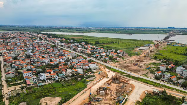 Le projet de construction du pont Hong Ha, intégré au périphérique n°4, progresse à un rythme soutenu. La Loi sur la Capitale 2026 confère à Hanoi une large autonomie pour définir ses politiques d’investissement et concentrer ses ressources sur le développement des grands axes de contournement, des réseaux de transport public et des plateformes logistiques, afin de renforcer la connectivité avec les autres localités de la Région de la Capitale.